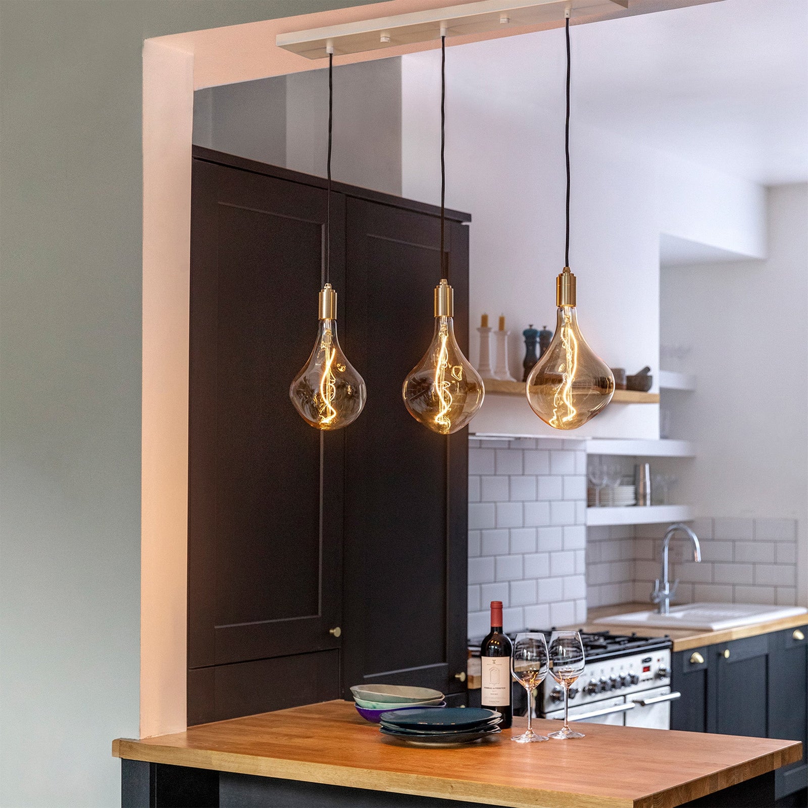 Linear Triple Pendant in White with 3 Brass Pendants EU